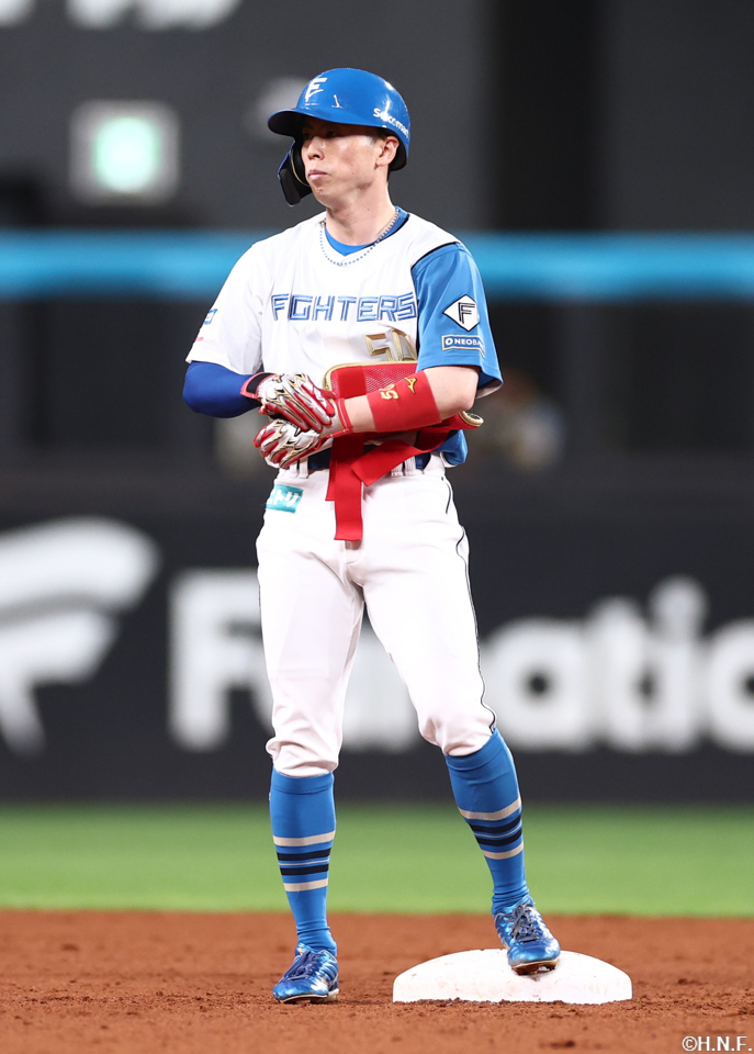 8回裏、センターへ二塁打を放つ五十幡選手02