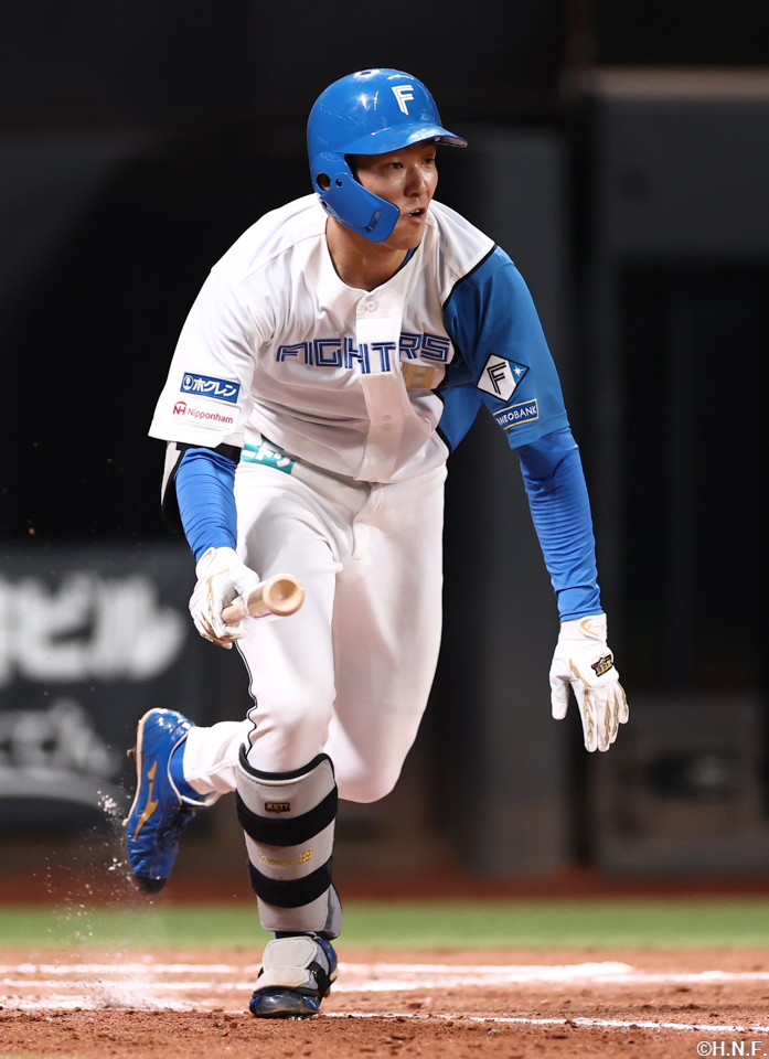 8回裏、ライトへ適時打を放つ石井選手01