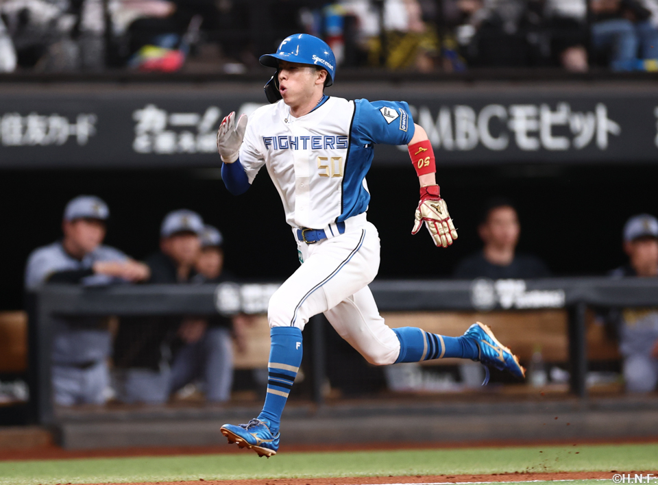 8回裏、生還する五十幡選手