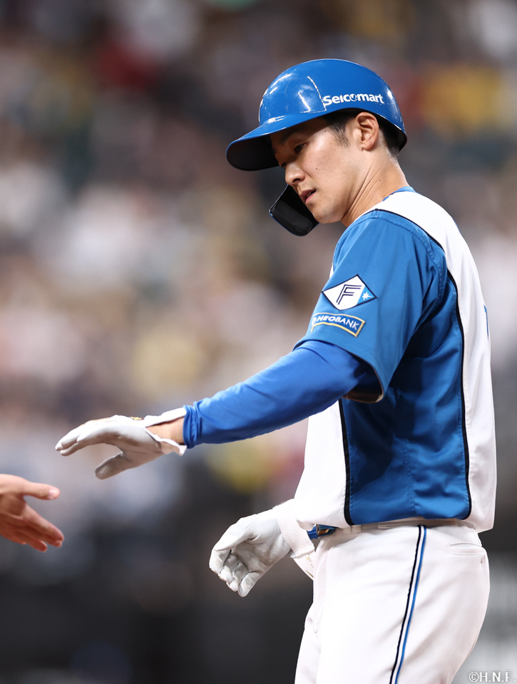 8回裏、ライトへ適時打を放つ石井選手02