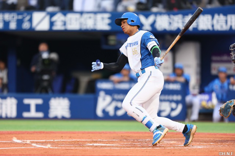 2回表、レフトへヒットを放つ万波選手