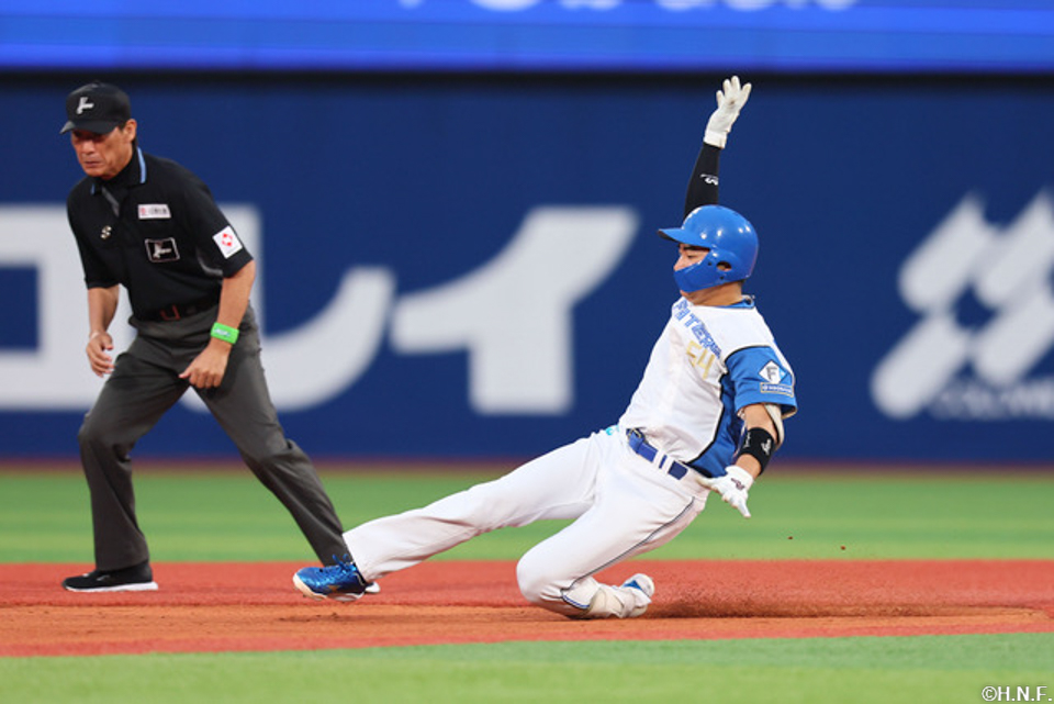 3回表、レフトへ二塁打を放った山縣選手