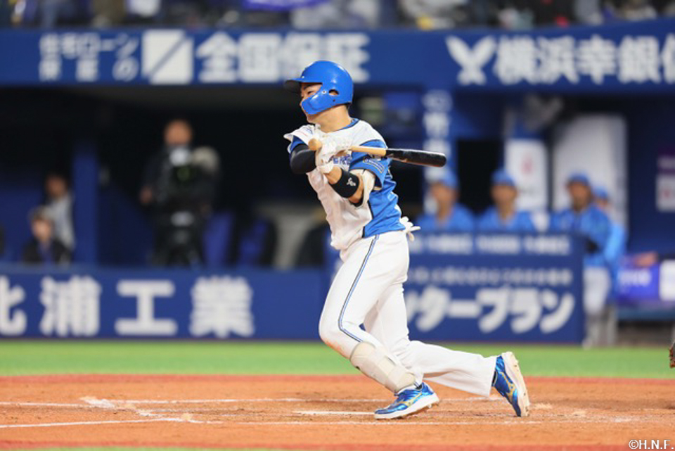 5回表、サードへ二塁打放つ山縣選手