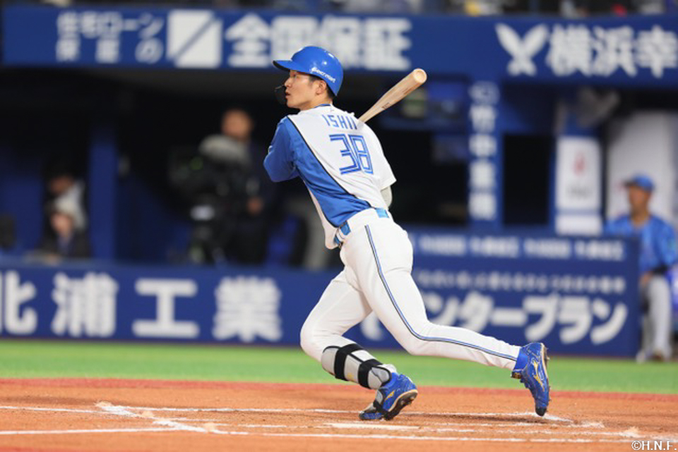 6回表、センターへヒットを放つ石井選手