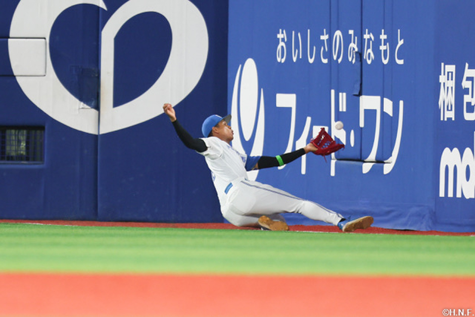 6回裏、好守をみせる万波選手