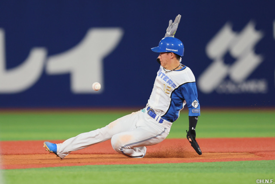 7回表、盗塁をきめる矢澤選手