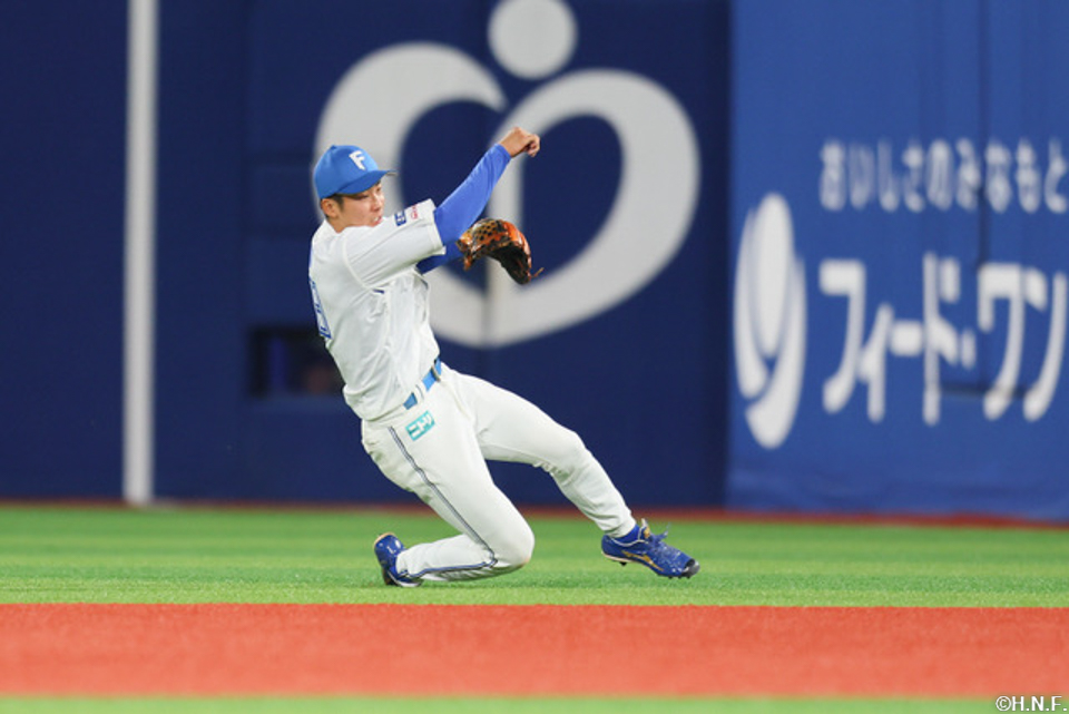 7回裏、好守をみせる石井選手