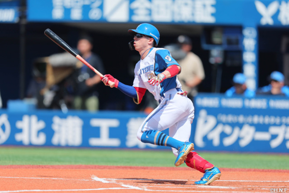 1回表、センターへヒットを放つ五十幡選手