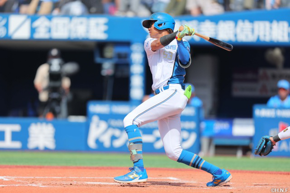 2回表、ライトへ適時打を放つ水谷選手01