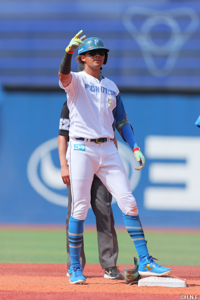 2回表、ライトへ適時打を放つ水谷選手02