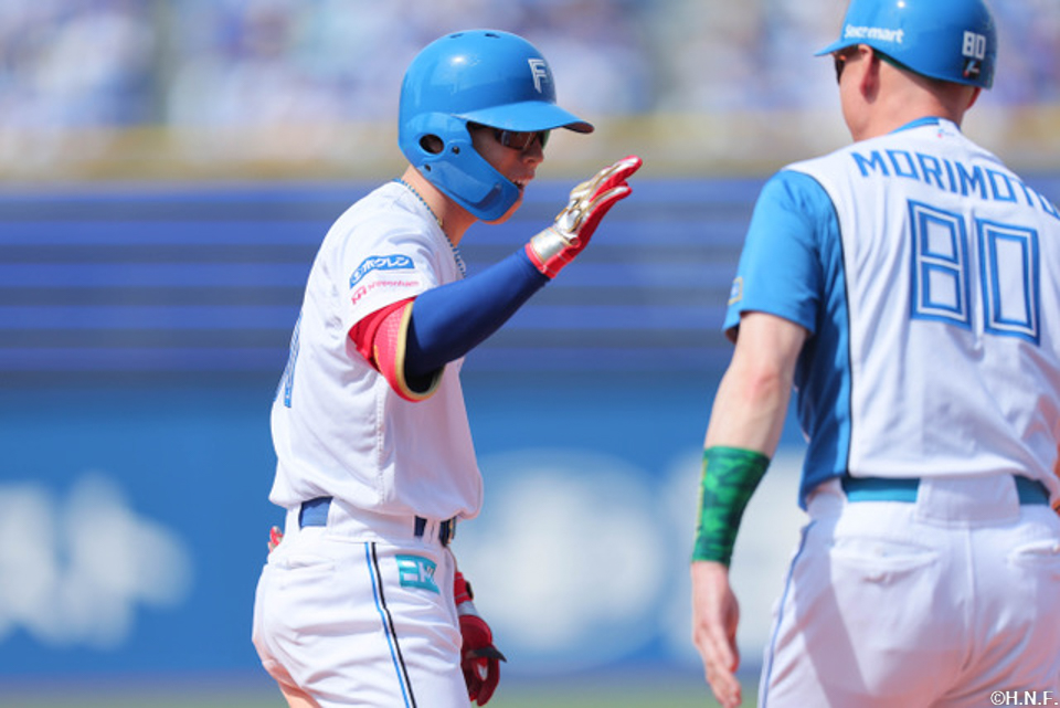 2回表、ライトへ適時三塁打を放った五十幡選手