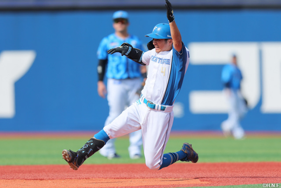 4回表、ライトへ二塁打を放った上川畑選手