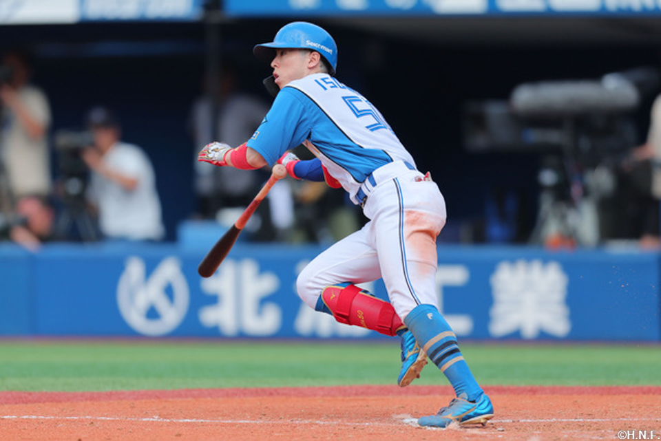 4回表、レフトへ適時打を放つ五十幡選手