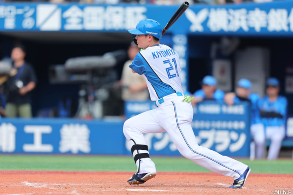 4回表、ライトへ適時打を放つ清宮選手01