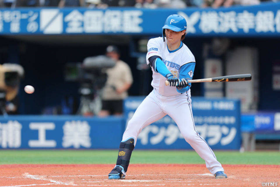 7回表、ライトへ適時打を放つ山崎福投手01