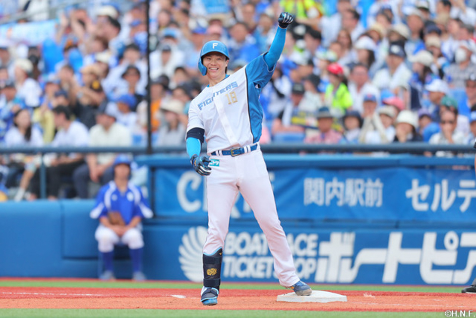 7回表、ライトへ適時打を放つ山崎福投手02