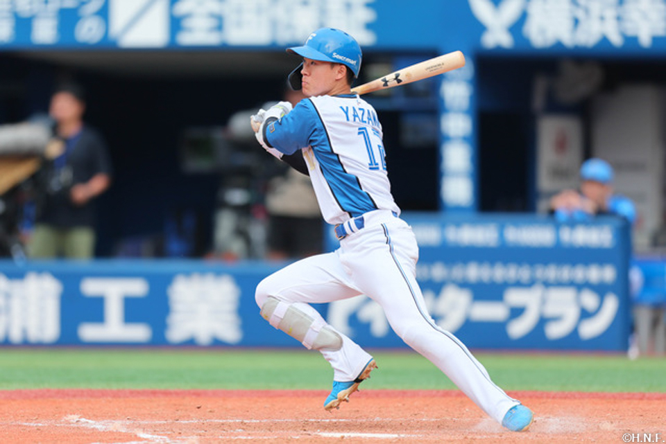 8回表、レフトへ三塁打を放つ矢澤選手01