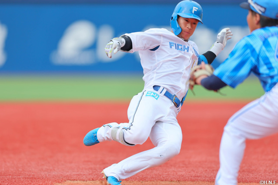 8回表、レフトへ三塁打を放つ矢澤選手02