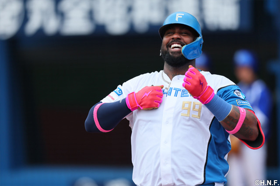 5回表、同点の本塁打を放つレイエス選手02