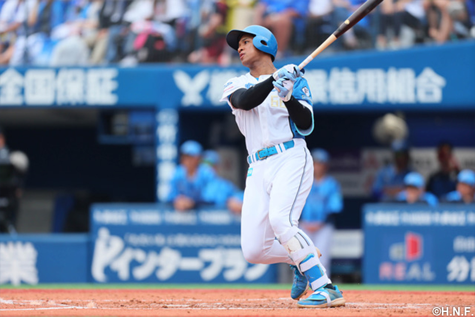 5回表、勝ち越しの本塁打を放つ万波選手01