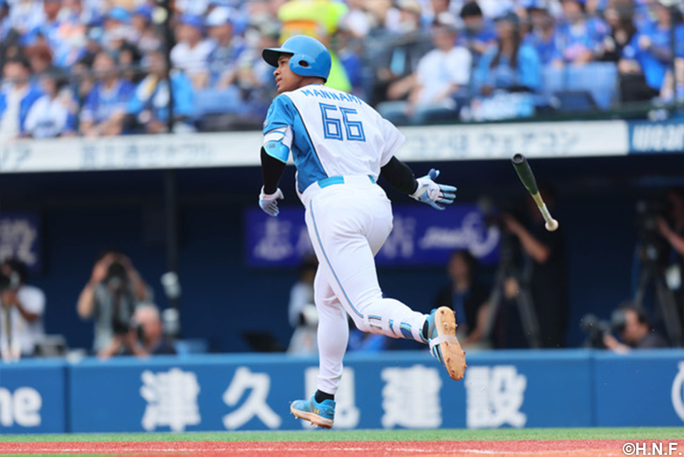 5回表、勝ち越しの本塁打を放つ万波選手02