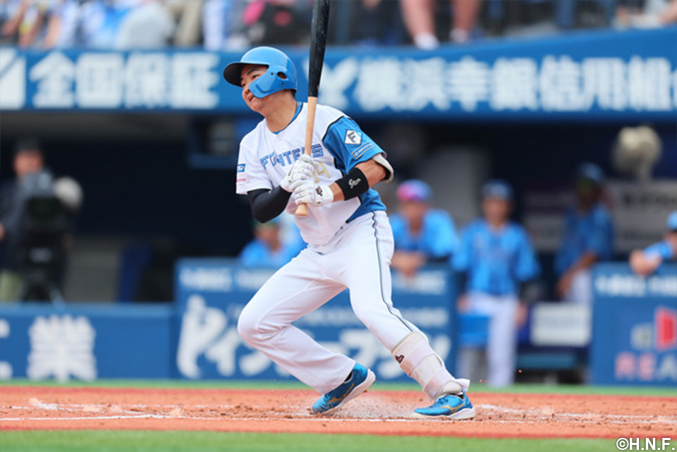5回表、レフトへ二塁打を放つ山縣選手