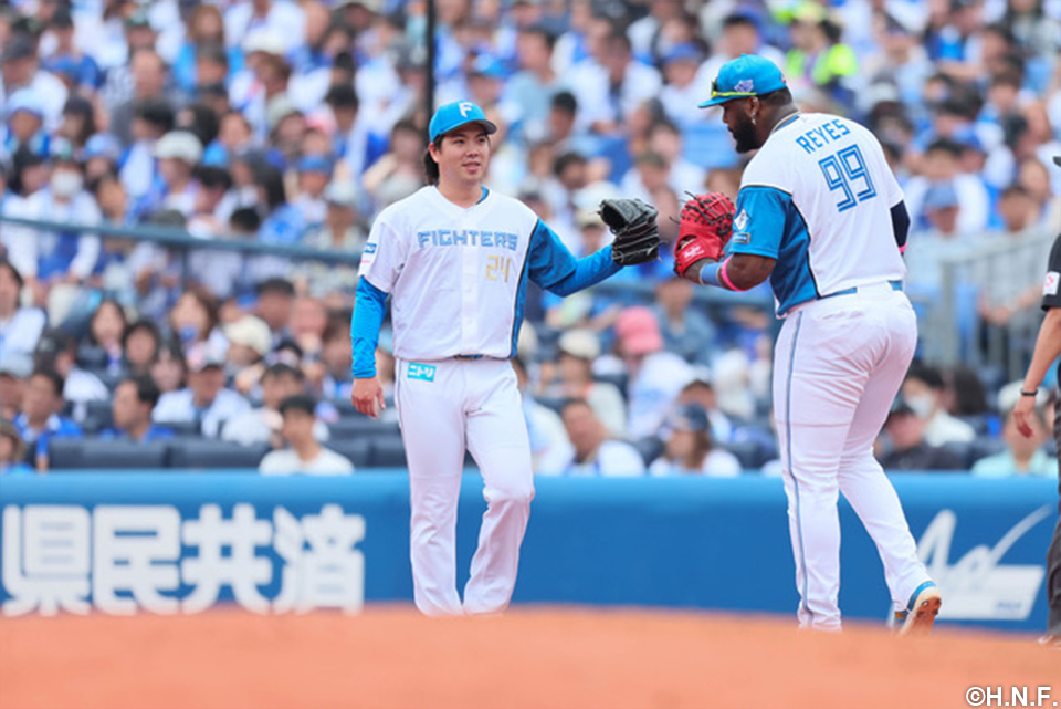 6回裏、金村投手とレイエス選手