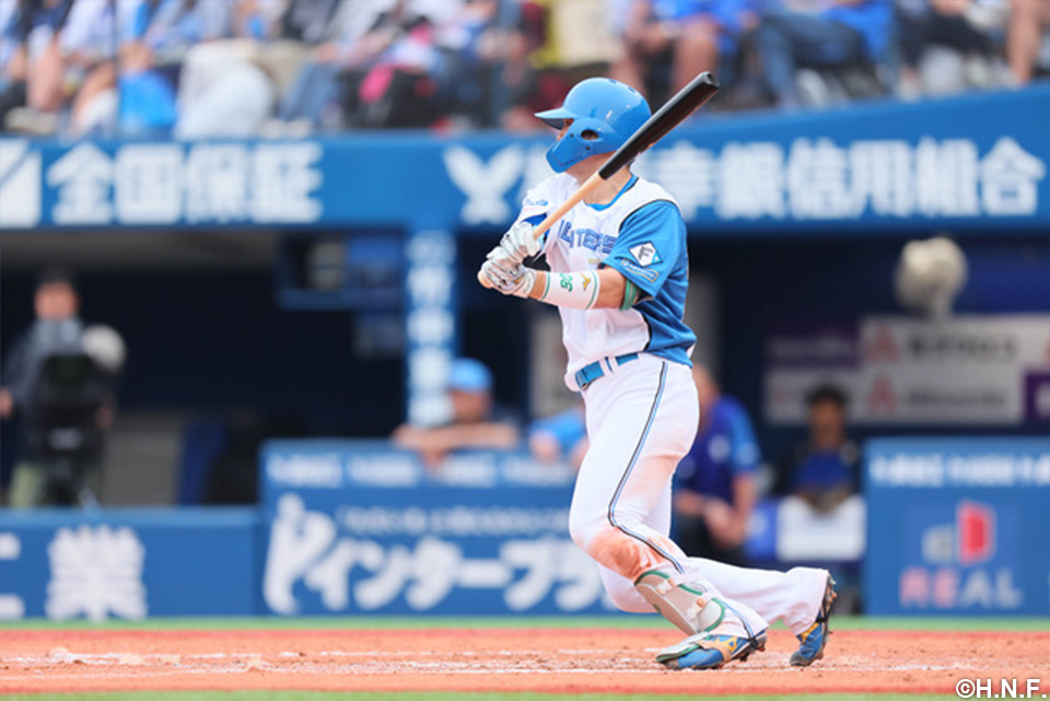 8回表、ライトへヒットを放つ郡司選手