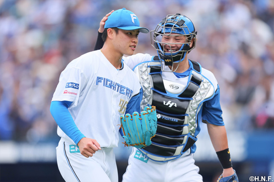 8回裏を抑えた孫投手と伏見選手