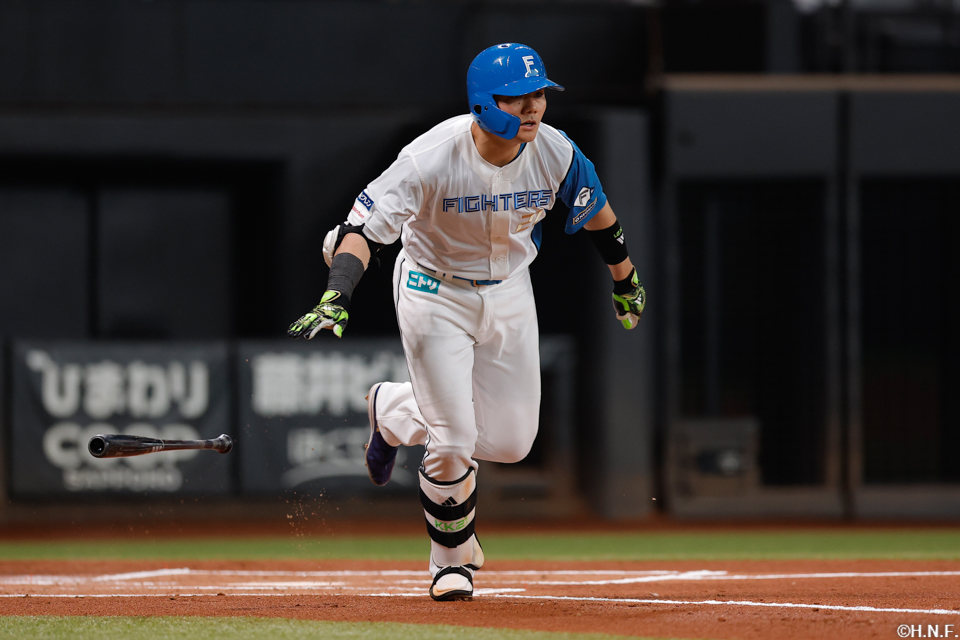 1回裏、ライトへヒットを放つ清宮選手