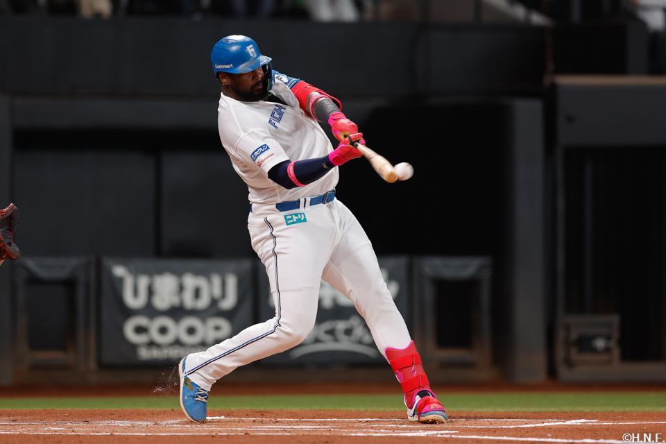 1回裏、先制の適時打を放つレイエス選手01