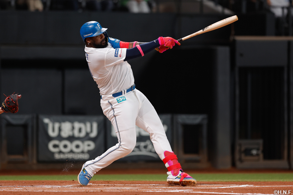 1回裏、先制の適時打を放つレイエス選手02