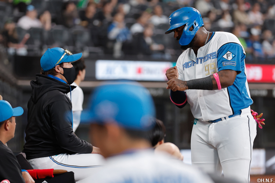 1回裏、先制の適時打を放つレイエス選手03