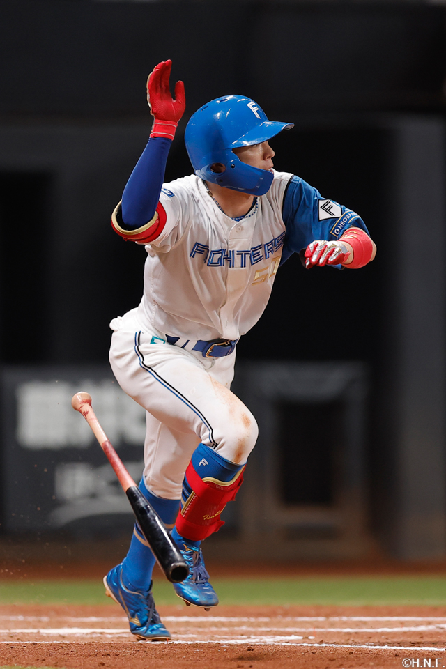 3回裏、センターへヒットを放つ五十幡選手