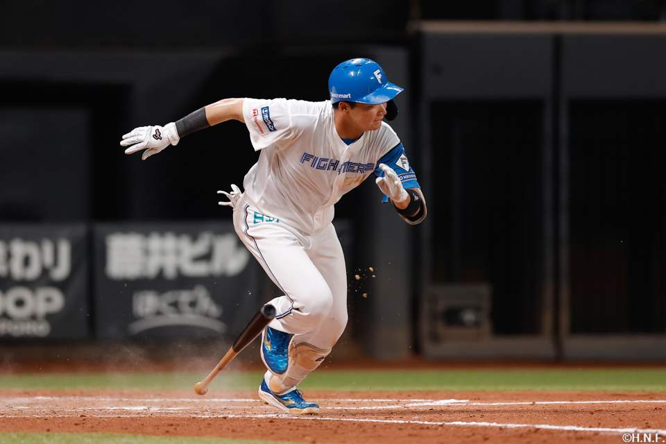 4回裏、レフトへヒットを放つ山縣選手