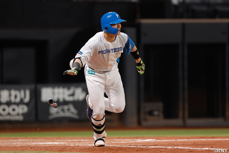 5回裏、センターへ二塁打を放つ清宮選手01