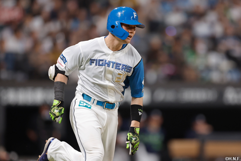 5回裏、センターへ二塁打を放つ清宮選手02