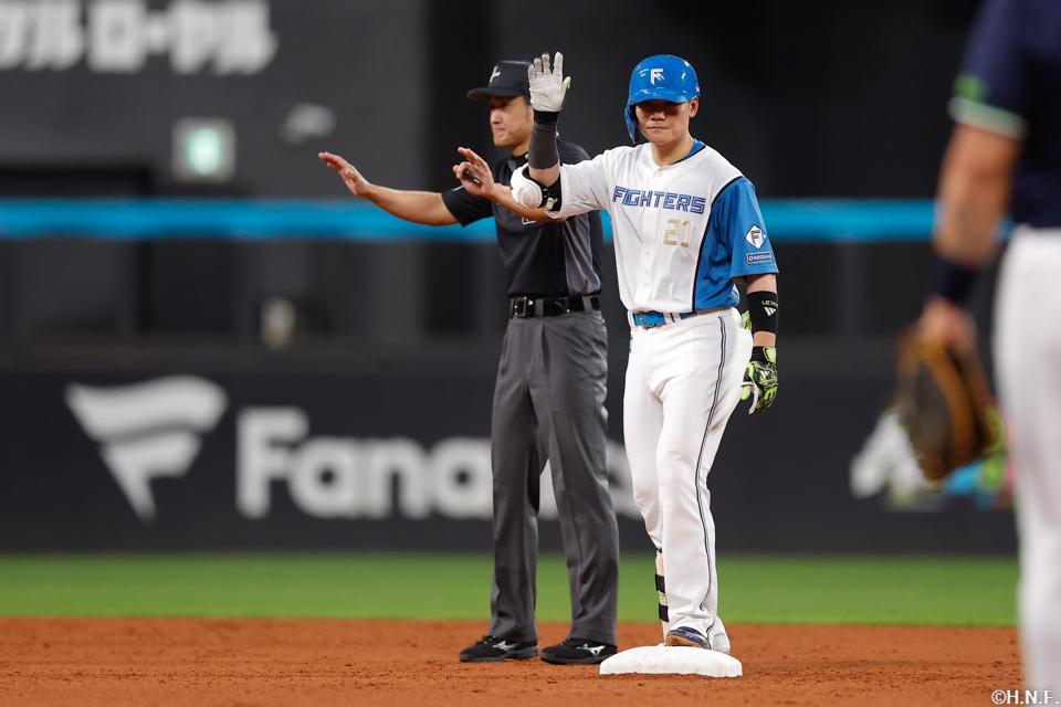 5回裏、センターへ二塁打を放つ清宮選手03