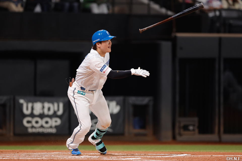 6回裏、センターへ適時二塁打を放つ伏見選手01