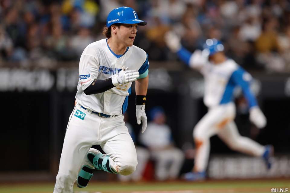 6回裏、センターへ適時二塁打を放つ伏見選手02