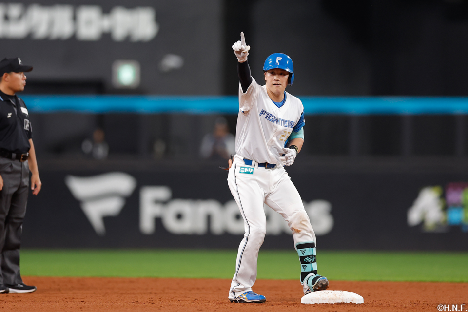 6回裏、センターへ適時二塁打を放つ伏見選手03