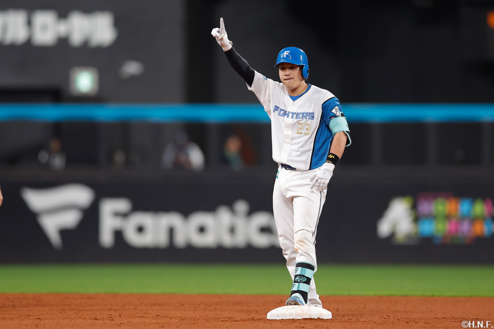 6回裏、センターへ適時二塁打を放つ伏見選手04