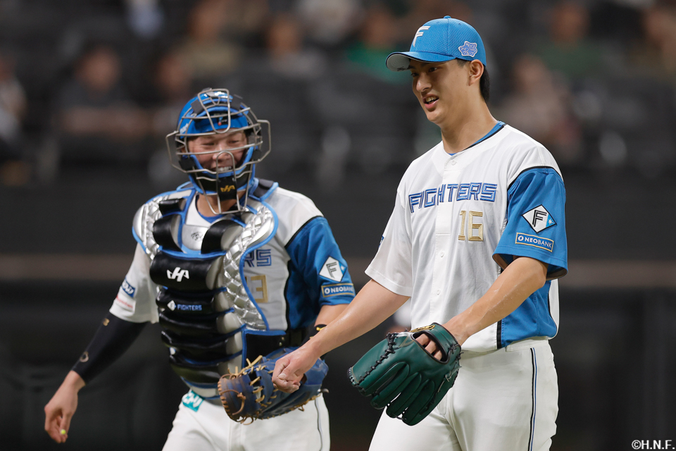 7回表を抑えた達投手と伏見選手