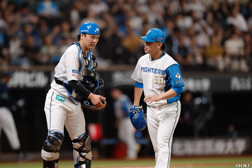 8回表を抑えた河野投手と伏見選手