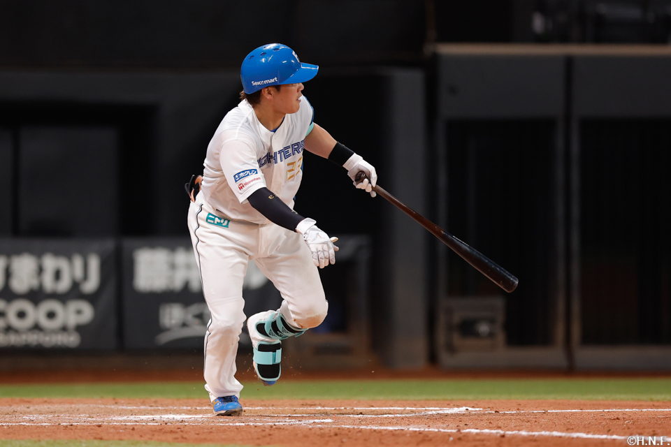 8回裏、レフトへヒットを放つ伏見選手