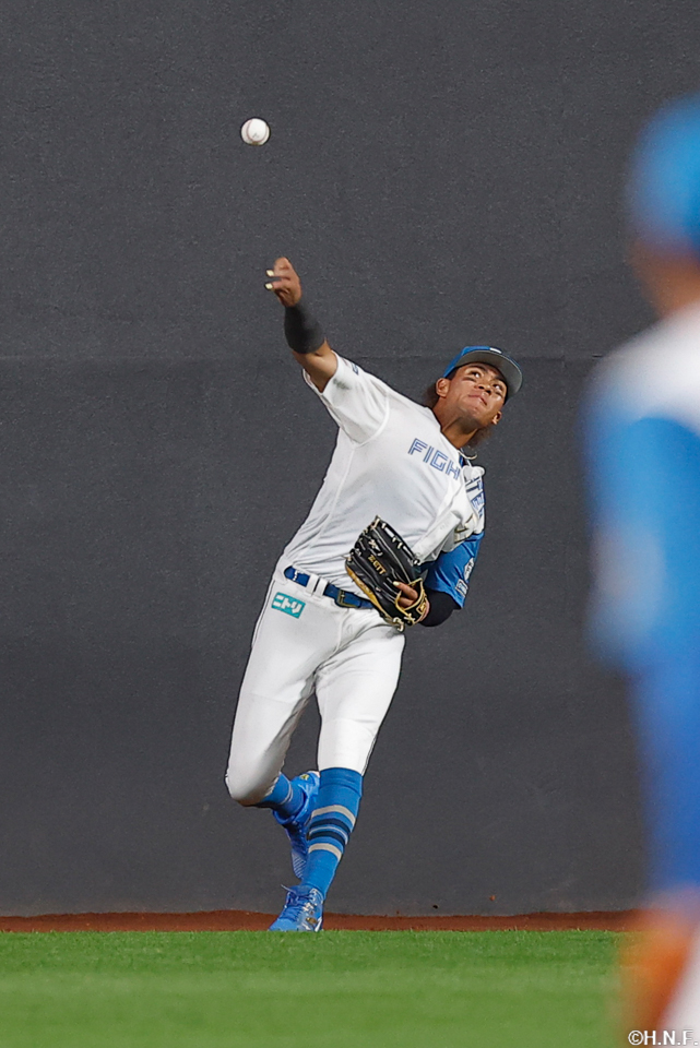 1回表、二塁へ送球する水谷選手