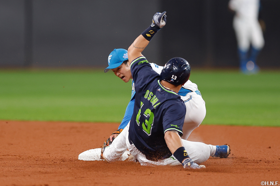 1回表、走者をアウトにする石井選手