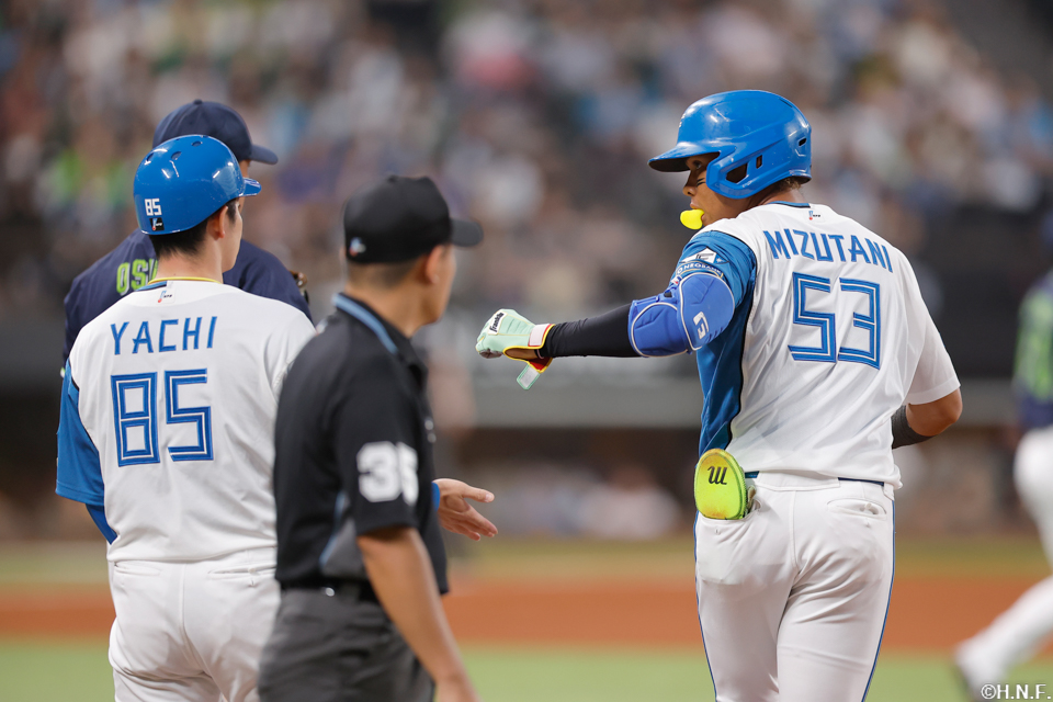 1回裏、センターへヒットを放った水谷選手