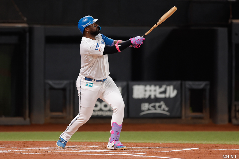 1回表、センターへ2ランを放つレイエス選手01