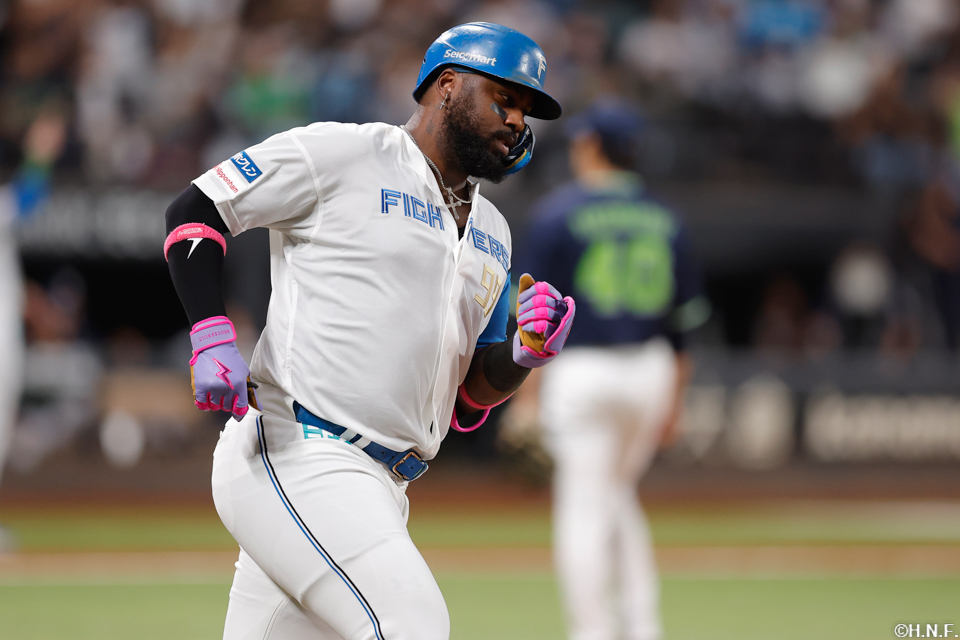 1回表、センターへ2ランを放つレイエス選手02